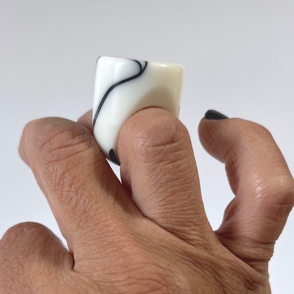 Vintage Lucite Ring Chunky Flat Top Dome White Black Marble Swirl Statement - Picture 2 of 14